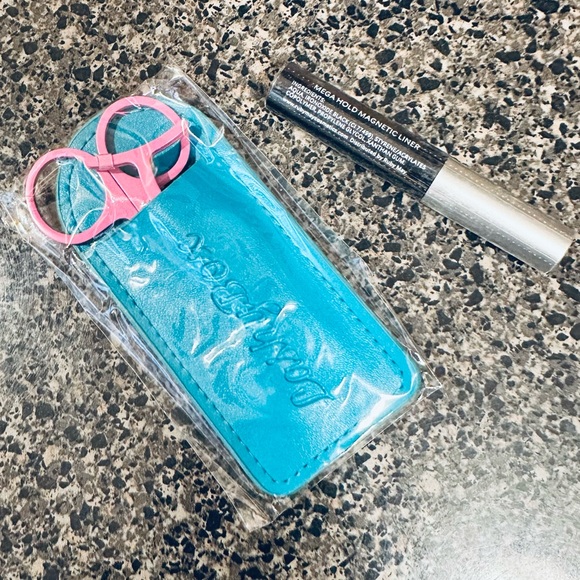 Magnetic Eyelash BundleRuby May & LashyBox 3D 
LashyBox Magnetic Liner - Black - Picture 4 of 4